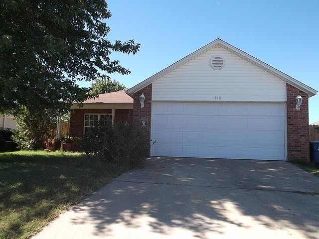 1st image of 818 SW Arrowhead Dr