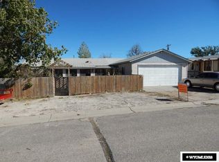 67 S Oregon Trl, Mills, WY 82604