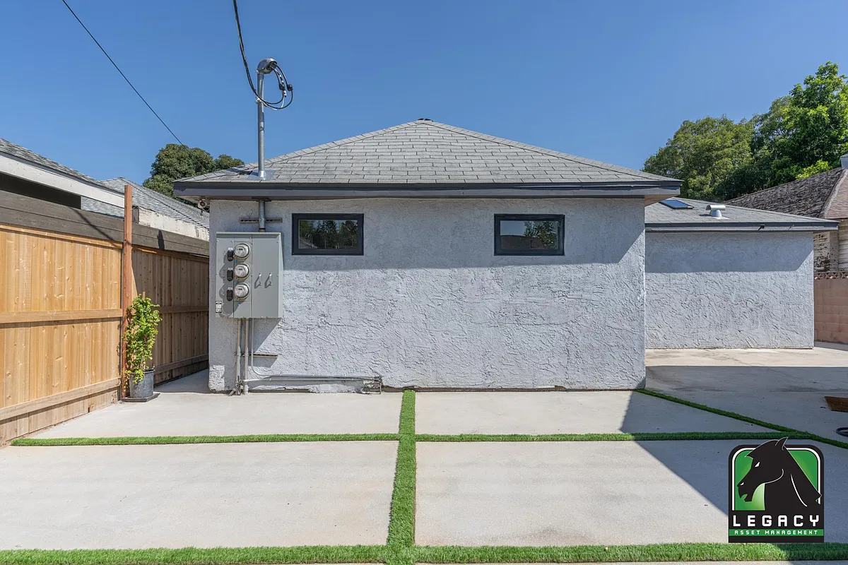 Building Photo - 1124 W 49th St #1/2