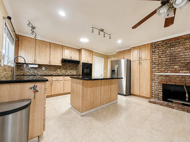 576 Virginia Ave — Photo 6