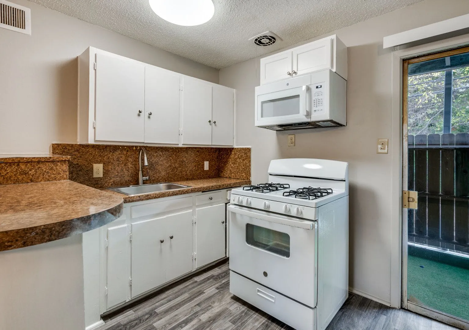 Villa Capri Apartments — Photo 3