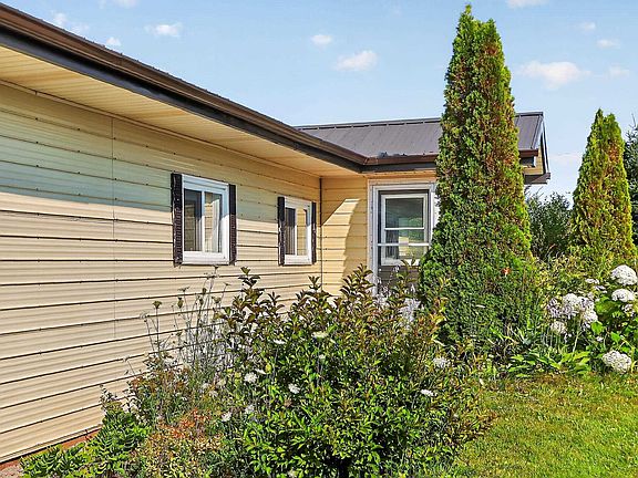 2nd image of 4 Maple Dr