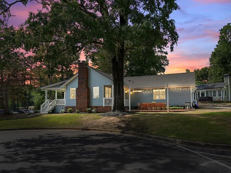 Dallas St — Photo 107