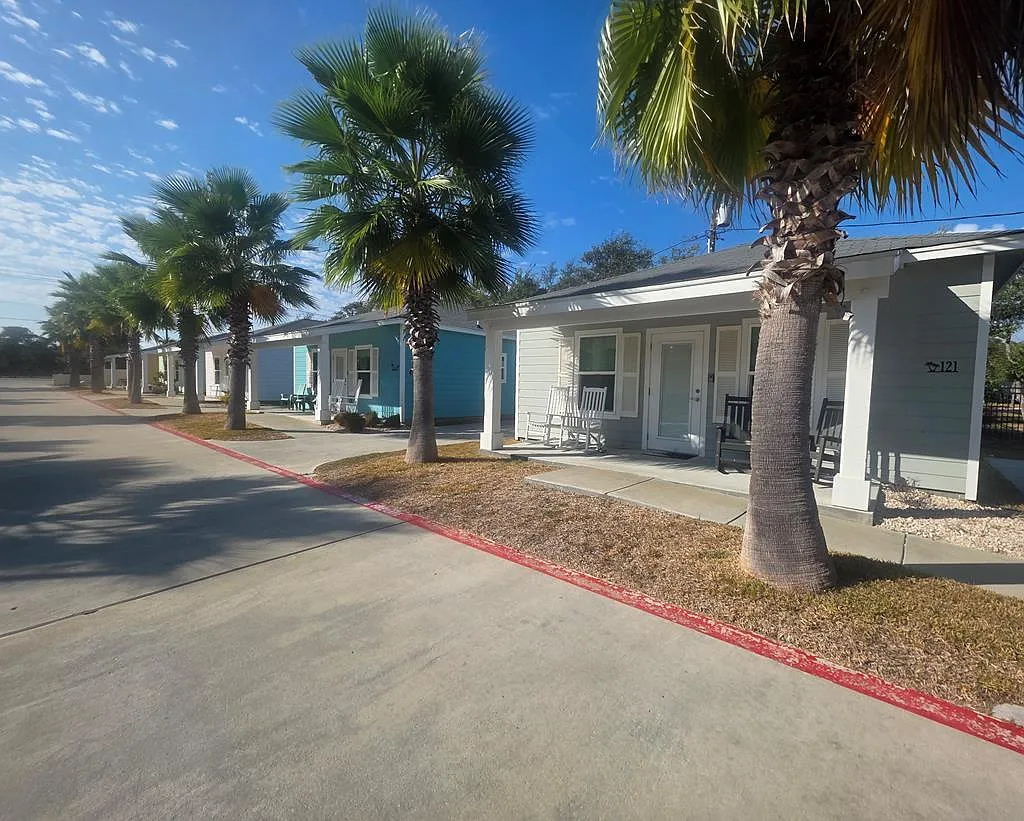 1 bed, 1.0 bath, 720 sqft, $1,350 — Photo 2