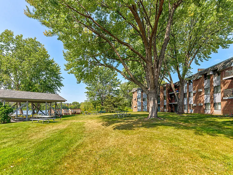 Lake Cove Village Apartments — Photo 45
