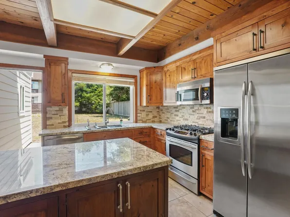 85 Valencia St, Half Moon Bay, CA 94019