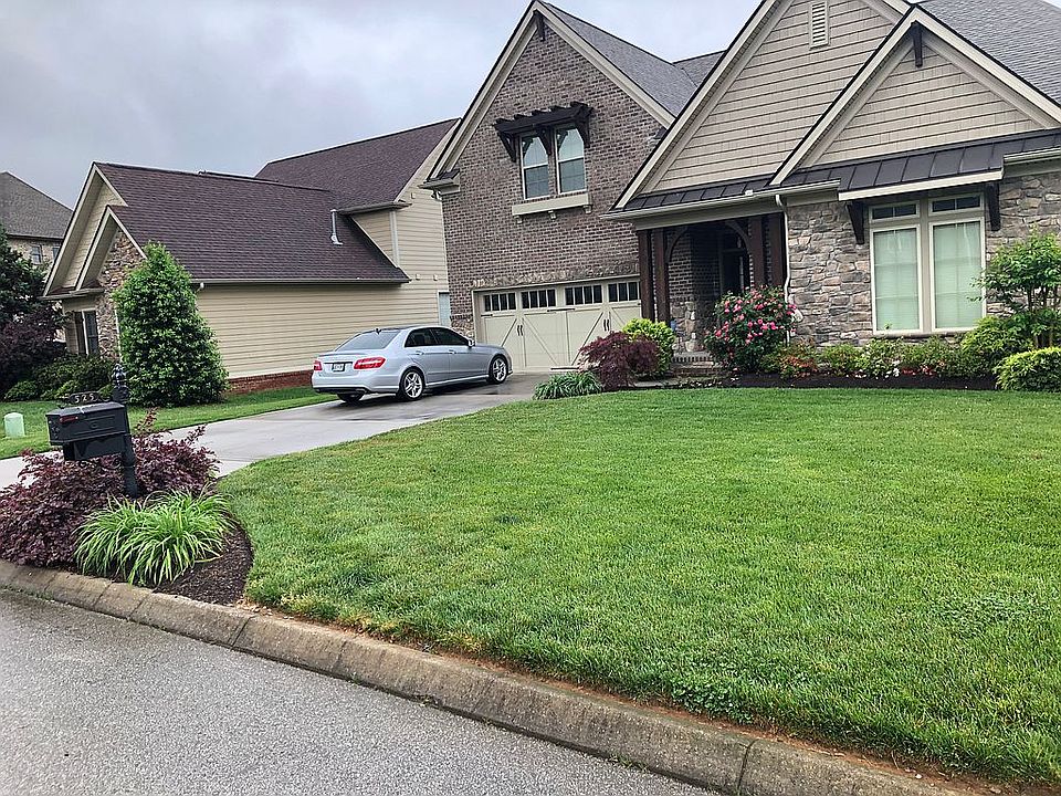 2nd image of 525 Raeburn Ln