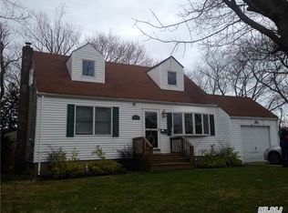 220 N Fulton Ave, Lindenhurst, NY 11757