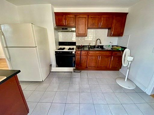3rd image of 10 Appleton St #2