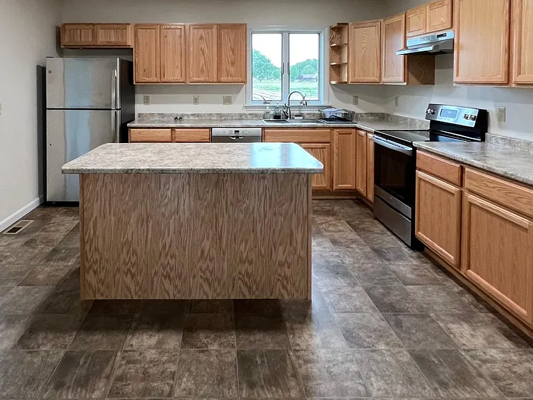 100 N Maple St — Photo 29