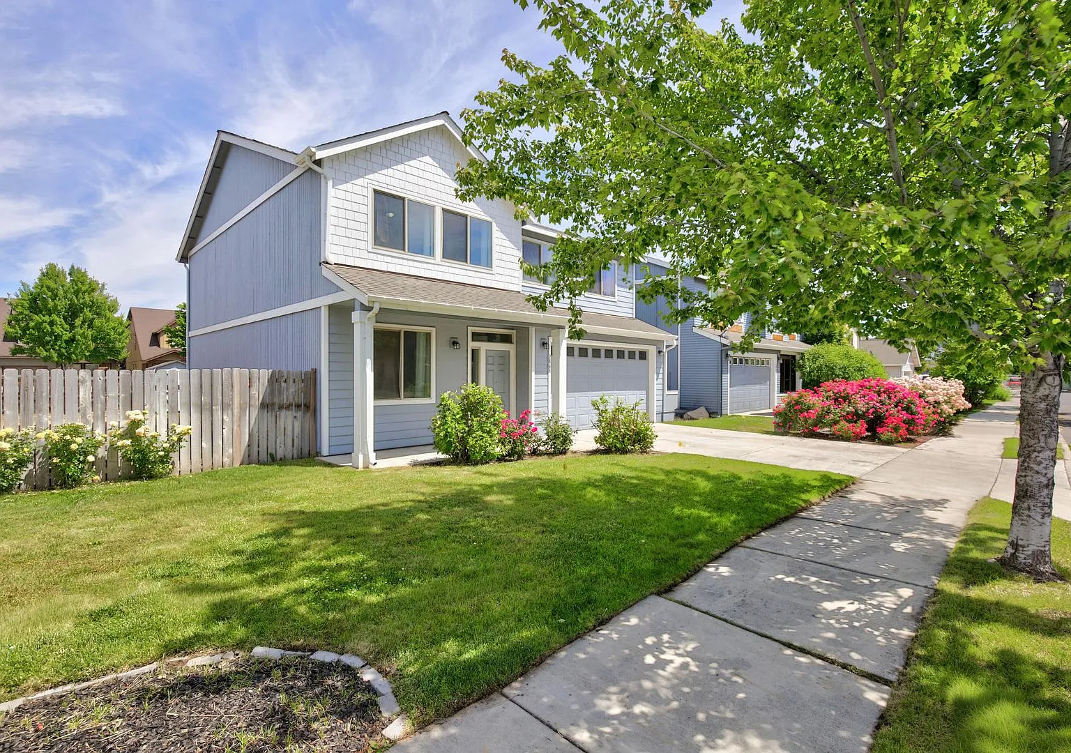 Large 2 Story Home 4 bedrooms, 2.5 baths, living room, large loft family rm, fenced yard & 2 car ... — Photo 4