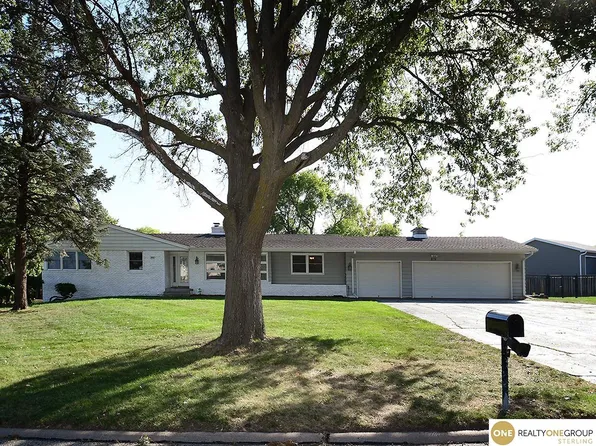 215 Heavenly Dr, Omaha, NE 68154