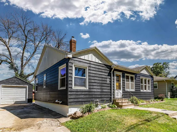 604 10th St, Grundy Center, IA 50638