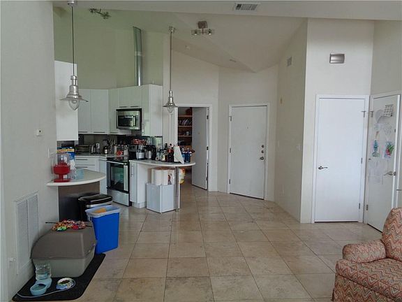 5th image of 210 1/2 E 32nd St #E