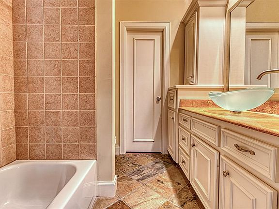 5th image of 2019 Driscoll St #A