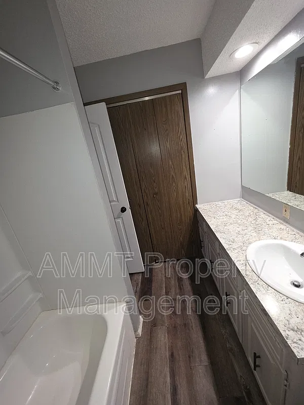2 bed, 1.0 bath, $850 — Photo 2