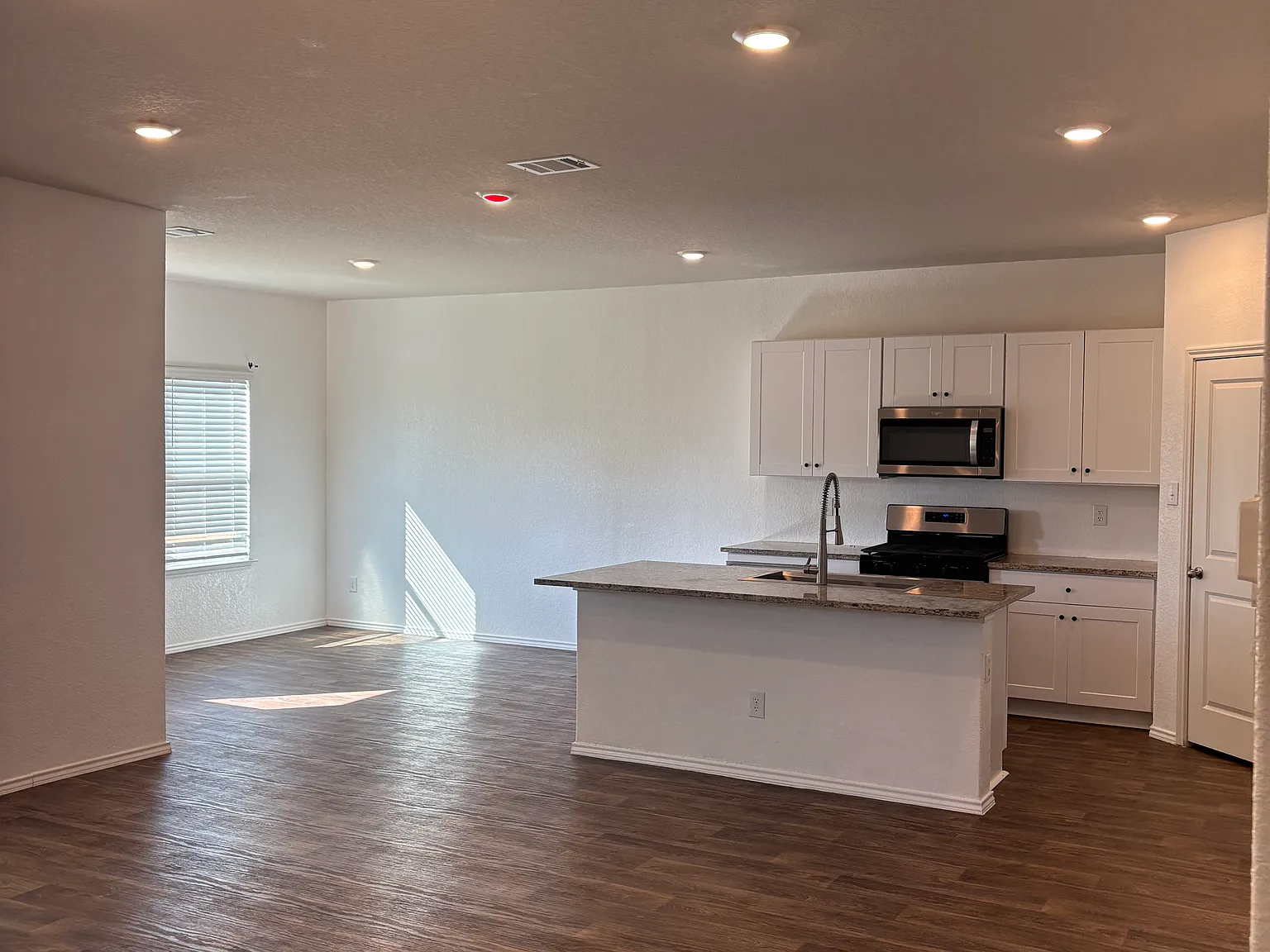 4 bed, 2473 sqft, $2,250 — Photo 4