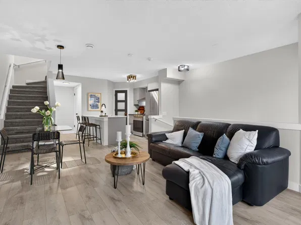 241 McKenzie Towne Ln SE, Calgary, AB T2Z 0C4