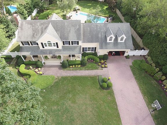 4th image of 4 Danielle Dr