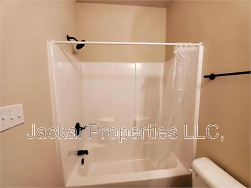 3 bed, 2.0 bath, 1300 sqft, $1,550 — Photo 4