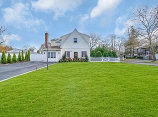 23 W Shore Rd, Oakdale, NY 11769