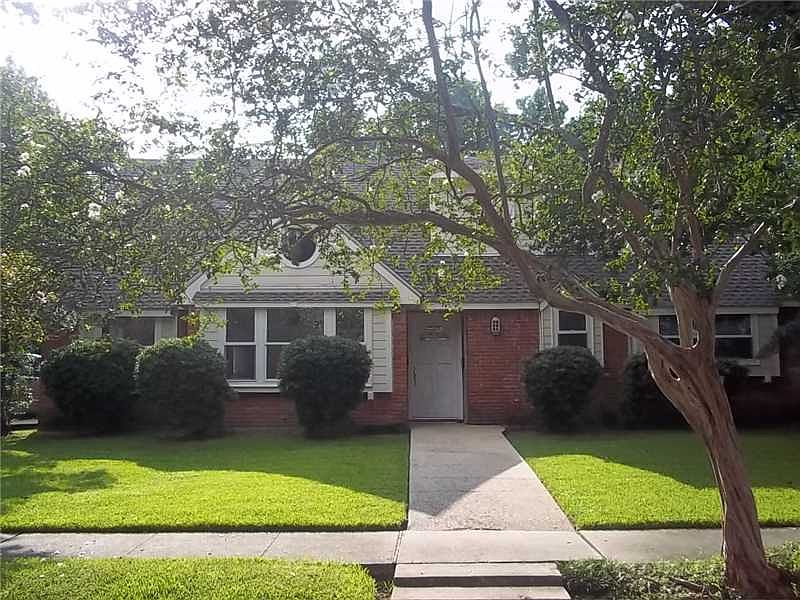2nd image of 2900 Hudson Pl