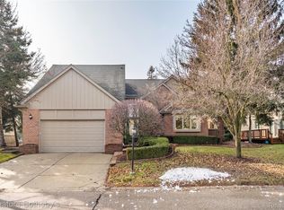 16819 Country Knoll Dr, Northville, MI