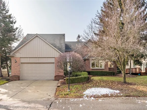 16819 Country Knoll Dr, Northville, MI 48168