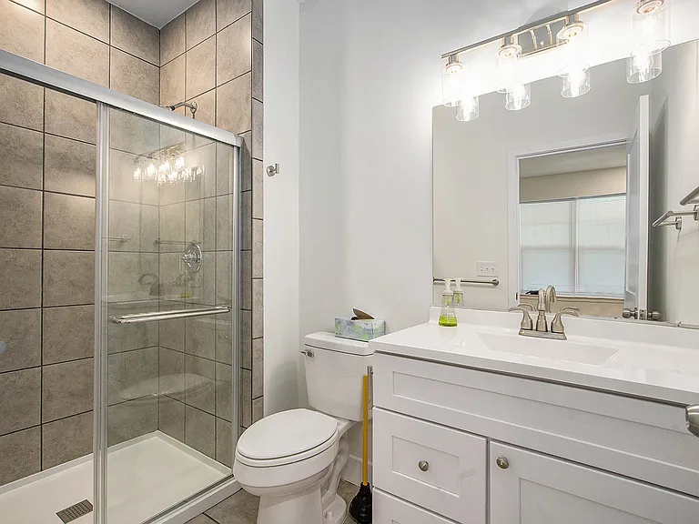 435 Hiscock St — Photo 3