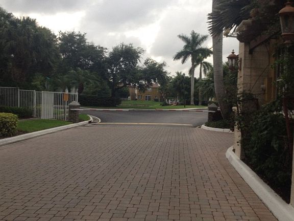 4th image of 3850 SW 51st St
