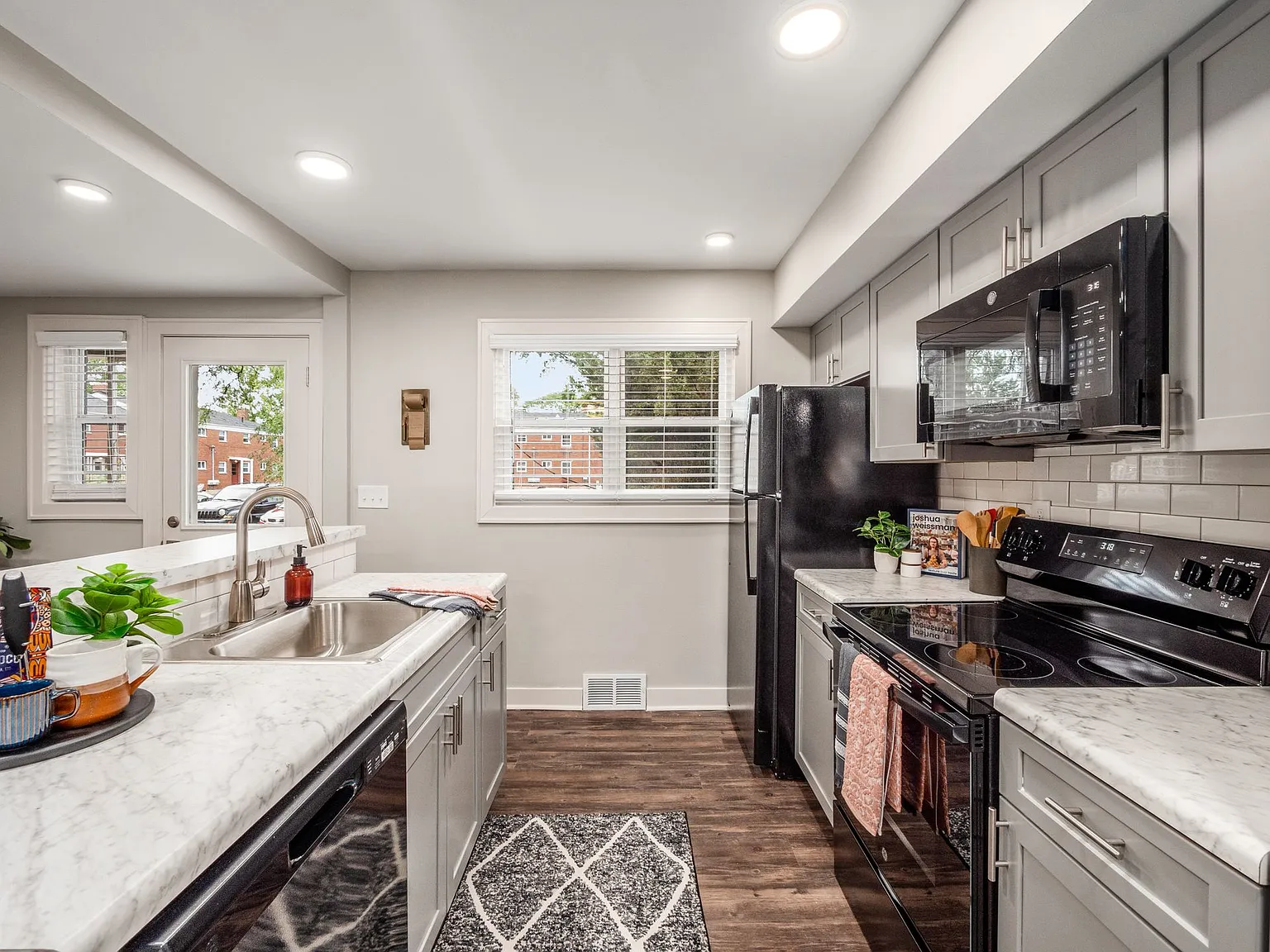 Bexley Plaza Apartments — Photo 1