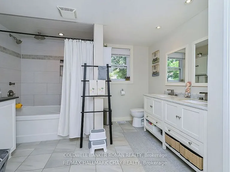 8 Doner St #UPPER LEVEL — Photo 10