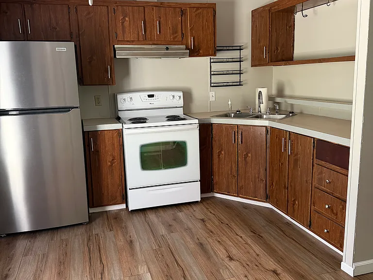 204 Aspen Dr — Photo 2