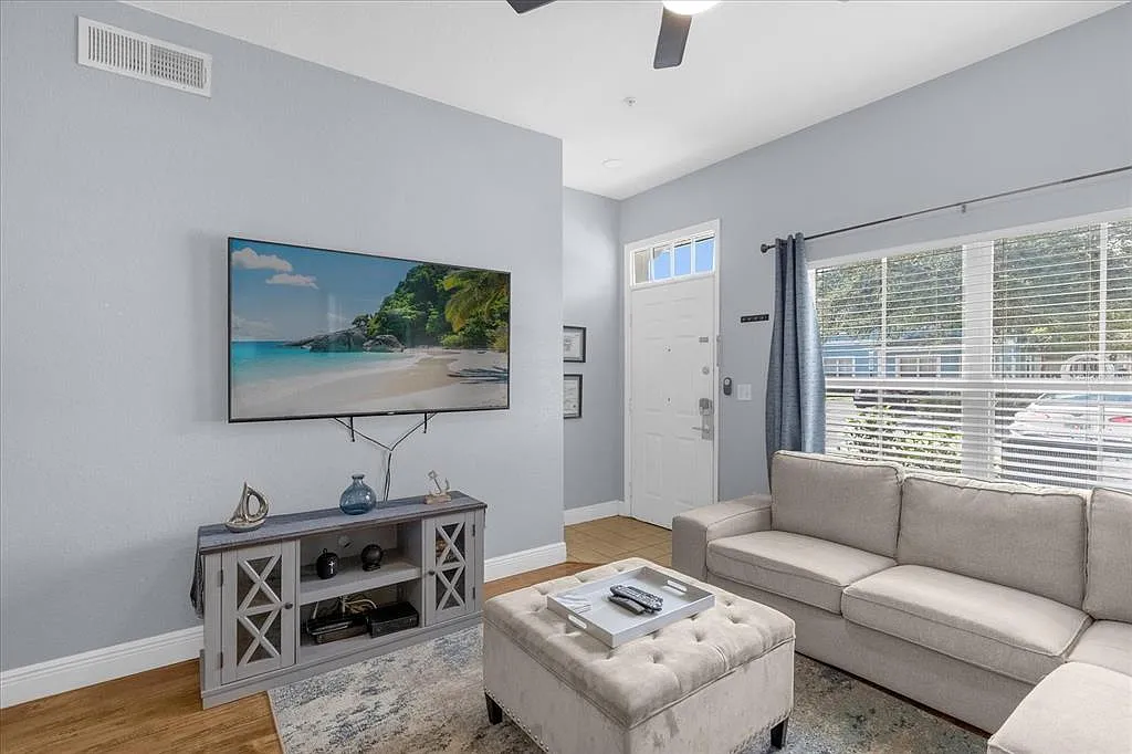 3 bed, 2.0 bath, 1296 sqft, $2,600 — Photo 2