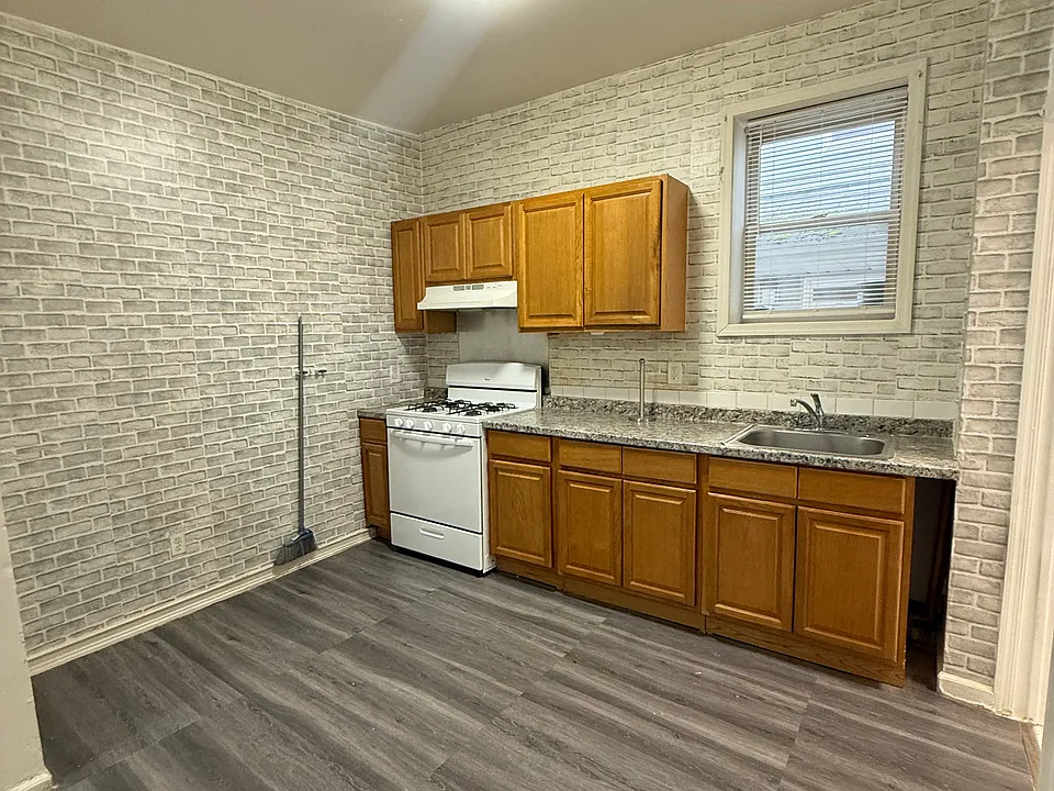 41 Lucille Pl #1R