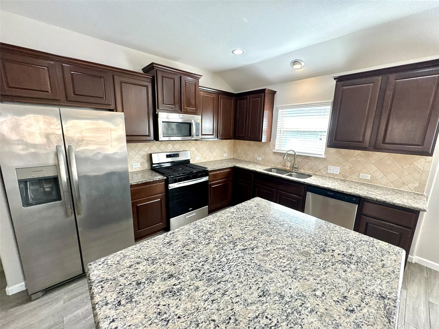 4 bed, 2.0 bath, 1968 sqft, $2,300 — Photo 4