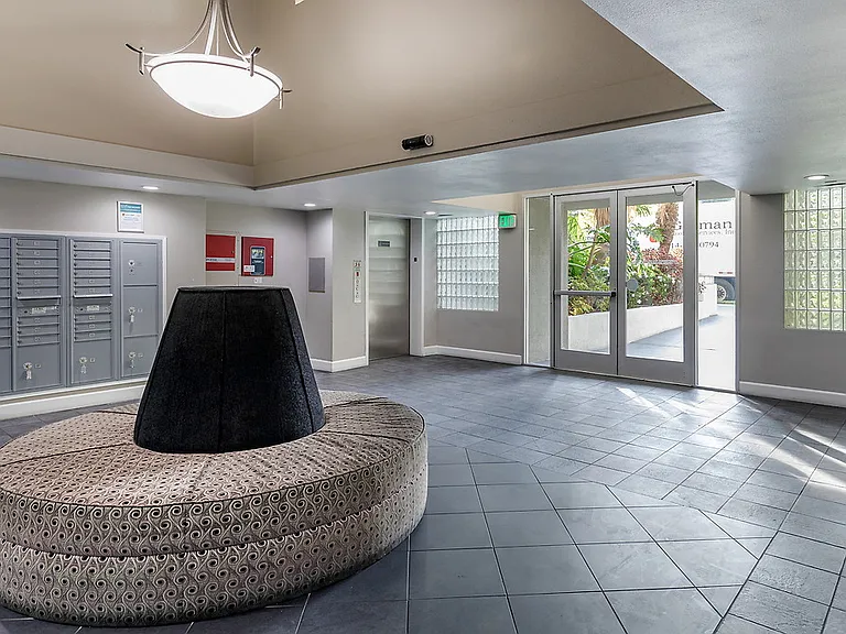 Essex Properties at Miracle Mile — Photo 21