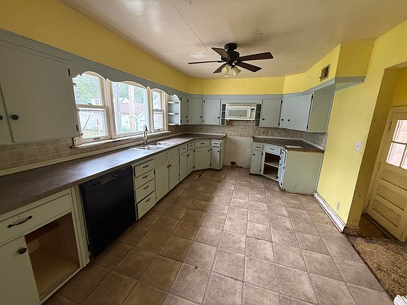 4th image of 118 W Spring St