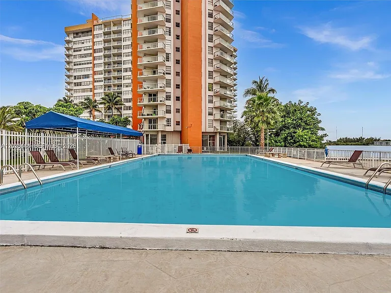 1301 NE Miami Gardens Dr #702W — Photo 2