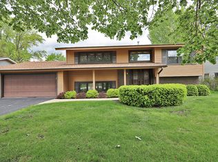 26 Essex Rd, Elk Grove Village, IL 60007