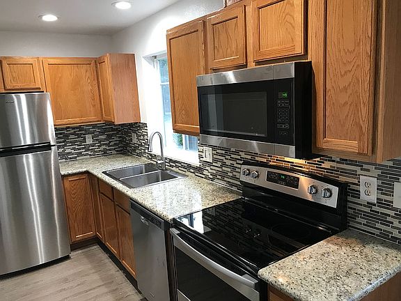 4th image of 950 952 York St