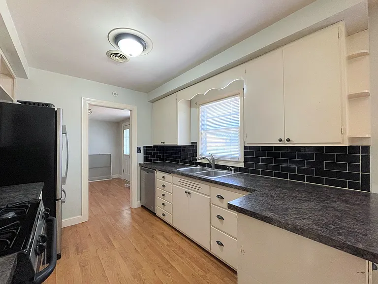 302 N Reno Ave — Photo 5