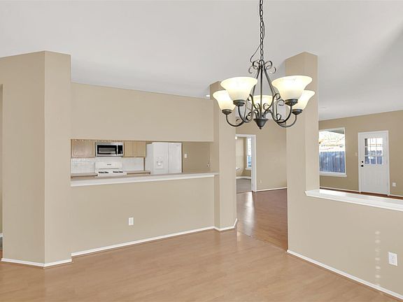 3rd image of 1030 Disraeli Cir
