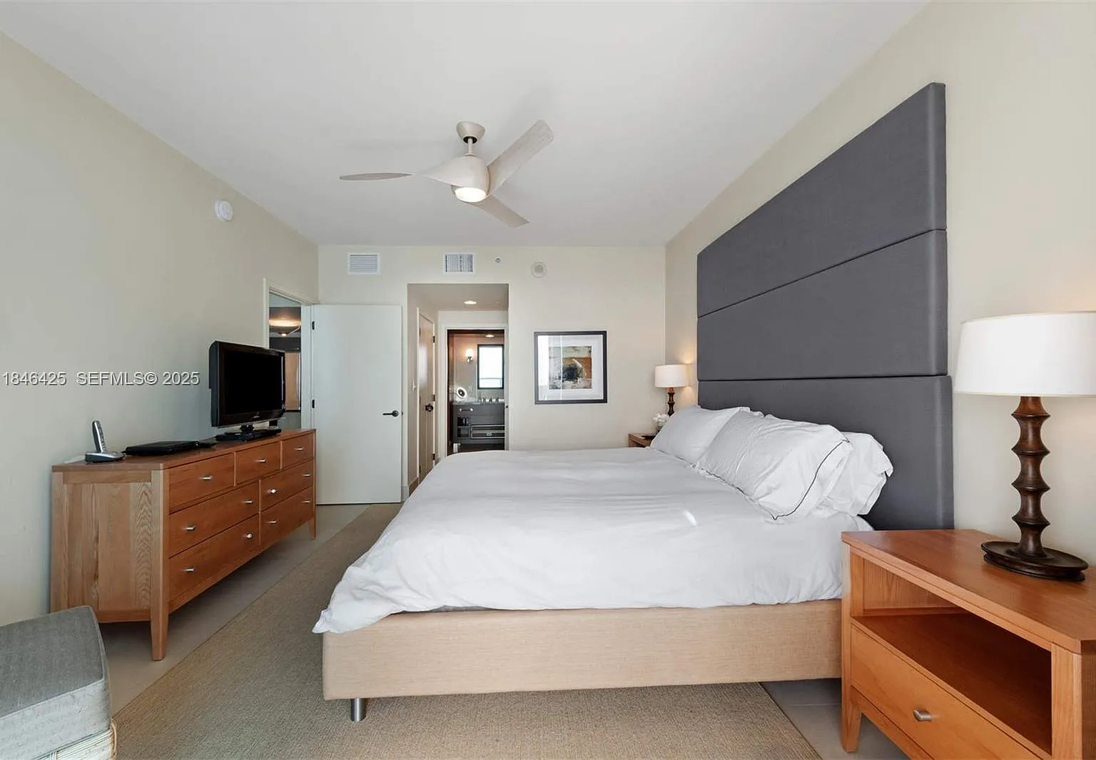 1 bed, 842 sqft, $8,900 — Photo 3