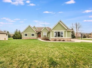 882 Pinecrest Dr, Dexter, MI 48130