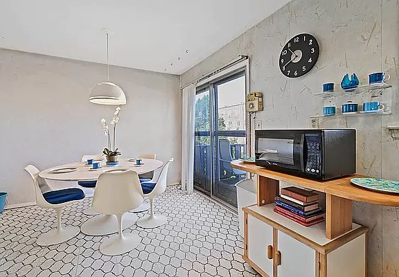 5th image of 10533 Avenue L