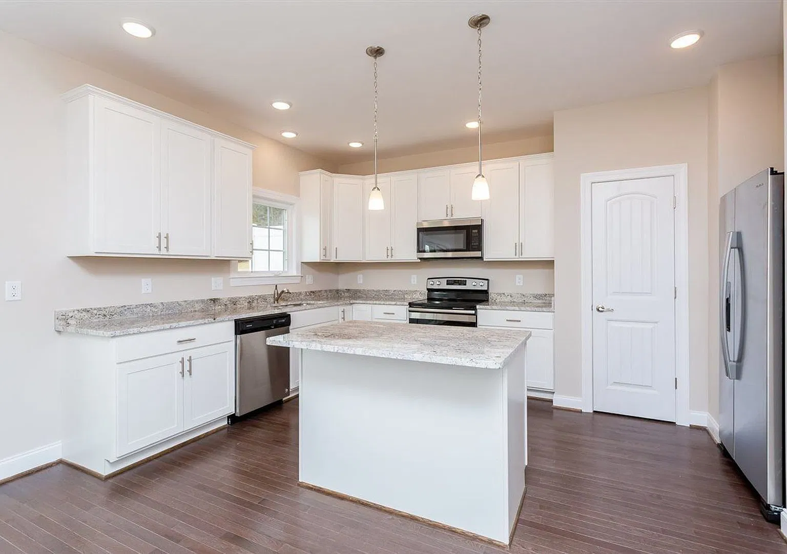 Spacious Luxury Townhome! Outstanding Location! — Photo 3