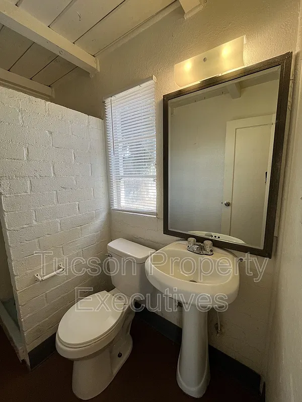 Studio, 1.0 bath, 300 sqft, $600 — Photo 4