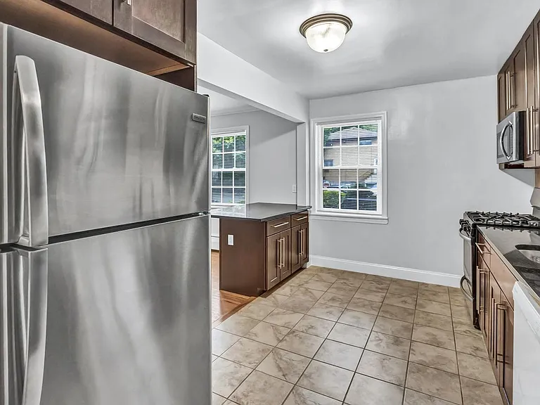 Verona Plaza Apartments — Photo 7
