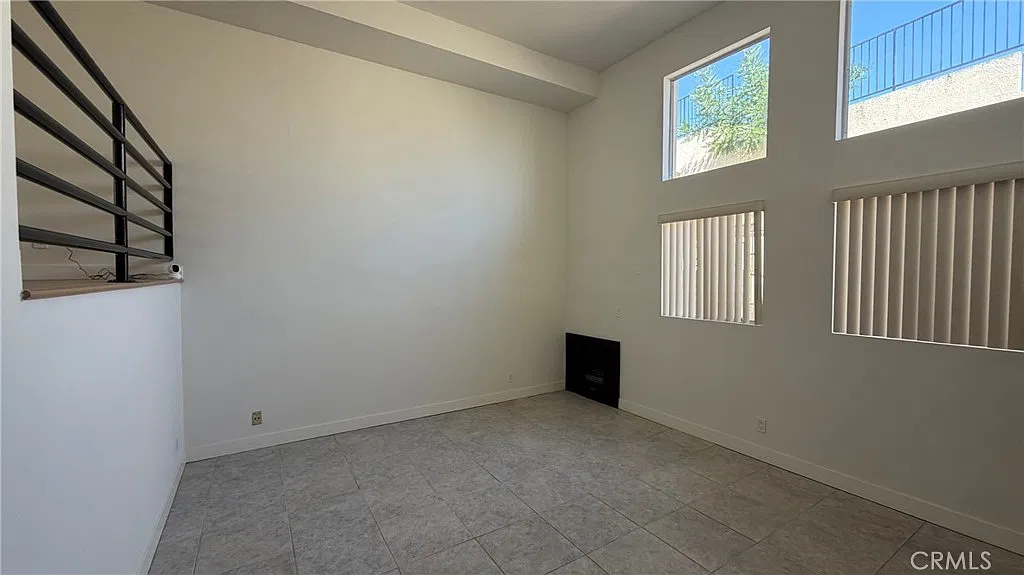 3 bed, 1350 sqft, $3,250 — Photo 3